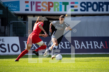 2020-10-10 - Evelyne Viens of Paris FC controls the ball during the Women's French championship D1 Arkema football match between Paris FC and GPSO 92 Issy on October 10, 2020 at Robert Bobin stadium in Bondoufle, France - Photo Melanie Laurent / A2M Sport Consulting / DPPI - PARIS FC VS GPSO 92 ISSY - FRENCH WOMEN DIVISION 1 - SOCCER