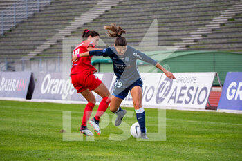 2020-10-10 - Claire Savin of Paris FC controls the ball during the Women's French championship D1 Arkema football match between Paris FC and GPSO 92 Issy on October 10, 2020 at Robert Bobin stadium in Bondoufle, France - Photo Melanie Laurent / A2M Sport Consulting / DPPI - PARIS FC VS GPSO 92 ISSY - FRENCH WOMEN DIVISION 1 - SOCCER
