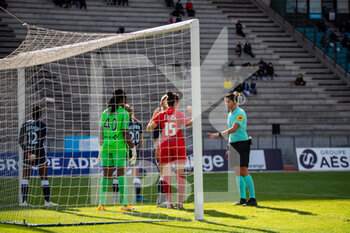 2020-10-10 - Chiamaka Nnadozie of Paris FC and Clara Creus Fabregat of GPSO 92 Issy during the Women's French championship D1 Arkema football match between Paris FC and GPSO 92 Issy on October 10, 2020 at Robert Bobin stadium in Bondoufle, France - Photo Antoine Massinon / A2M Sport Consulting / DPPI - PARIS FC VS GPSO 92 ISSY - FRENCH WOMEN DIVISION 1 - SOCCER