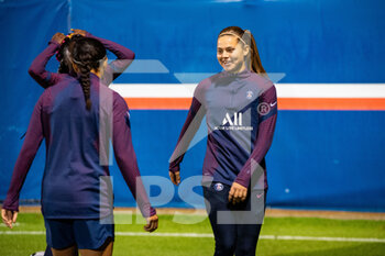 2020-10-10 - Signe Bruun of Paris Saint Germain warms up ahead of the Women's French championship D1 Arkema football match between Paris Saint-Germain and Montpellier HSC on October 10, 2020 at Georges Lef.vre stadium in Saint-Germain-en-Laye, France - Photo Melanie Laurent / A2M Sport Consulting / DPPI - PARIS SAINT-GERMAIN VS MONTPELLIER HSC - FRENCH WOMEN DIVISION 1 - SOCCER