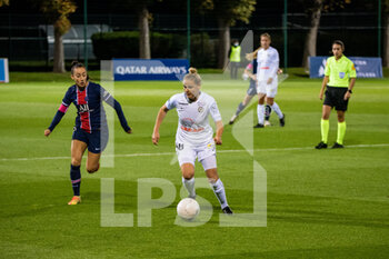 2020-10-10 - Luana Bertolucci of Paris Saint Germain and Dominika Skorvankova of Montpellier Herault Sport Club in a duel for the ball during the Women's French championship D1 Arkema football match between Paris Saint-Germain and Montpellier HSC on October 10, 2020 at Georges Lef.vre stadium in Saint-Germain-en-Laye, France - Photo Melanie Laurent / A2M Sport Consulting / DPPI - PARIS SAINT-GERMAIN VS MONTPELLIER HSC - FRENCH WOMEN DIVISION 1 - SOCCER