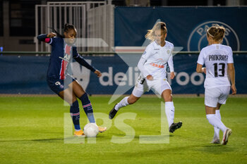 2020-10-10 - Marie Antoinette Katoto of Paris Saint Germain and Morgane Nicoli of Montpellier Herault Sport Club during the Women's French championship D1 Arkema football match between Paris Saint-Germain and Montpellier HSC on October 10, 2020 at Georges Lef.vre stadium in Saint-Germain-en-Laye, France - Photo Melanie Laurent / A2M Sport Consulting / DPPI - PARIS SAINT-GERMAIN VS MONTPELLIER HSC - FRENCH WOMEN DIVISION 1 - SOCCER