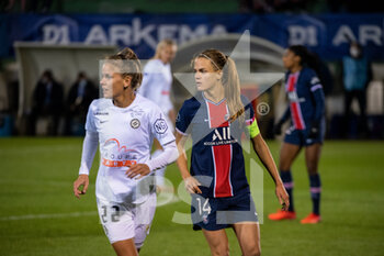 2020-10-10 - Lena Petermann of Montpellier Herault Sport Club and Irene Paredes of Paris Saint Germain during the Women's French championship D1 Arkema football match between Paris Saint-Germain and Montpellier HSC on October 10, 2020 at Georges Lef.vre stadium in Saint-Germain-en-Laye, France - Photo Melanie Laurent / A2M Sport Consulting / DPPI - PARIS SAINT-GERMAIN VS MONTPELLIER HSC - FRENCH WOMEN DIVISION 1 - SOCCER