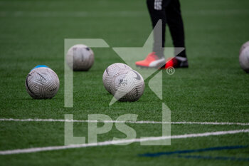 2020-10-17 - The official ball ahead of the Women's French championship D1 Arkema football match between GPSO 92 Issy and Girondins de Bordeaux on October 17, 2020 at Stade Le Gallo in Boulogne Billancourt, France - Photo Antoine Massinon / A2M Sport Consulting / DPPI - GPSO 92 ISSY VS GIRONDINS DE BORDEAUX - FRENCH WOMEN DIVISION 1 - SOCCER