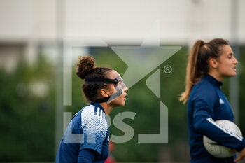 2020-10-17 - Ines Jaurena of FC Girondins de Bordeaux warms up ahead of the Women's French championship D1 Arkema football match between GPSO 92 Issy and Girondins de Bordeaux on October 17, 2020 at Stade Le Gallo in Boulogne Billancourt, France - Photo Antoine Massinon / A2M Sport Consulting / DPPI - GPSO 92 ISSY VS GIRONDINS DE BORDEAUX - FRENCH WOMEN DIVISION 1 - SOCCER