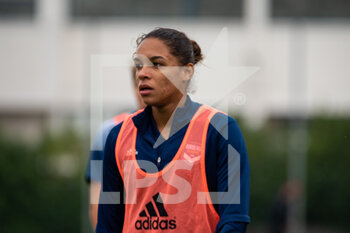 2020-10-17 - Estelle Cascarino of FC Girondins de Bordeaux warms up ahead of the Women's French championship D1 Arkema football match between GPSO 92 Issy and Girondins de Bordeaux on October 17, 2020 at Stade Le Gallo in Boulogne Billancourt, France - Photo Antoine Massinon / A2M Sport Consulting / DPPI - GPSO 92 ISSY VS GIRONDINS DE BORDEAUX - FRENCH WOMEN DIVISION 1 - SOCCER