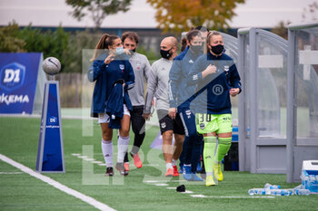 2020-10-17 - Julie Thibaud of FC Girondins de Bordeaux with teammates ahead of the Women's French championship D1 Arkema football match between GPSO 92 Issy and Girondins de Bordeaux on October 17, 2020 at Stade Le Gallo in Boulogne Billancourt, France - Photo Antoine Massinon / A2M Sport Consulting / DPPI - GPSO 92 ISSY VS GIRONDINS DE BORDEAUX - FRENCH WOMEN DIVISION 1 - SOCCER
