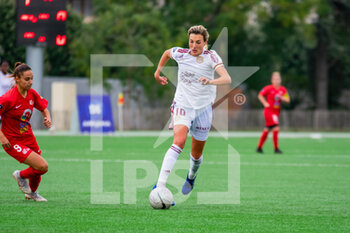 2020-10-17 - Claire Lavogez of FC Girondins de Bordeaux controls the ball during the Women's French championship D1 Arkema football match between GPSO 92 Issy and Girondins de Bordeaux on October 17, 2020 at Stade Le Gallo in Boulogne Billancourt, France - Photo Melanie Laurent / A2M Sport Consulting / DPPI - GPSO 92 ISSY VS GIRONDINS DE BORDEAUX - FRENCH WOMEN DIVISION 1 - SOCCER