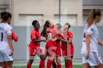 2020-10-17 - Laurie Teinturier of GPSO 92 Issy celebrates the goal with teammates during the Women's French championship D1 Arkema football match between GPSO 92 Issy and Girondins de Bordeaux on October 17, 2020 at Stade Le Gallo in Boulogne Billancourt, France - Photo Melanie Laurent / A2M Sport Consulting / DPPI - GPSO 92 ISSY VS GIRONDINS DE BORDEAUX - FRENCH WOMEN DIVISION 1 - SOCCER