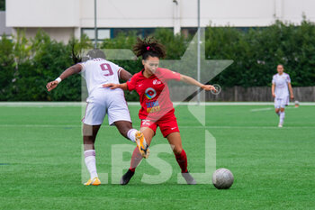 2020-10-17 - Khadija Shaw of FC Girondins de Bordeaux and Sarah Boudaoud of GPSO 92 Issy fight for the ball during the Women's French championship D1 Arkema football match between GPSO 92 Issy and Girondins de Bordeaux on October 17, 2020 at Stade Le Gallo in Boulogne Billancourt, France - Photo Melanie Laurent / A2M Sport Consulting / DPPI - GPSO 92 ISSY VS GIRONDINS DE BORDEAUX - FRENCH WOMEN DIVISION 1 - SOCCER