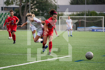 2020-10-17 - Claire Lavogez of FC Girondins de Bordeaux and Sarah Boudaoud of GPSO 92 Issy fight for the ball during the Women's French championship D1 Arkema football match between GPSO 92 Issy and Girondins de Bordeaux on October 17, 2020 at Stade Le Gallo in Boulogne Billancourt, France - Photo Melanie Laurent / A2M Sport Consulting / DPPI - GPSO 92 ISSY VS GIRONDINS DE BORDEAUX - FRENCH WOMEN DIVISION 1 - SOCCER
