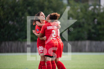2020-10-17 - Laurie Teinturier of GPSO 92 Issy celebrates the victory with teammates after the Women's French championship D1 Arkema football match between GPSO 92 Issy and Girondins de Bordeaux on October 17, 2020 at Stade Le Gallo in Boulogne Billancourt, France - Photo Melanie Laurent / A2M Sport Consulting / DPPI - GPSO 92 ISSY VS GIRONDINS DE BORDEAUX - FRENCH WOMEN DIVISION 1 - SOCCER