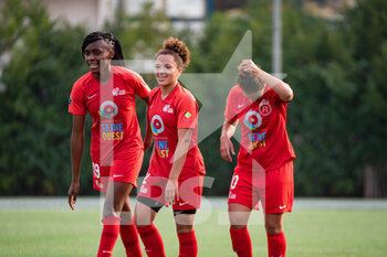 2020-10-17 - Esther Mbakem Niaro of GPSO 92 Issy and Celya Barclais of GPSO 92 Issy celebrate the victory with teammates after the Women's French championship D1 Arkema football match between GPSO 92 Issy and Girondins de Bordeaux on October 17, 2020 at Stade Le Gallo in Boulogne Billancourt, France - Photo Melanie Laurent / A2M Sport Consulting / DPPI - GPSO 92 ISSY VS GIRONDINS DE BORDEAUX - FRENCH WOMEN DIVISION 1 - SOCCER