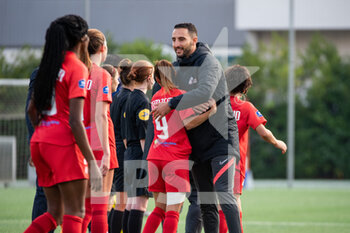 2020-10-17 - Yacine Guesmia head coach of GPSO 92 Issy celebrates the victory with players after the Women's French championship D1 Arkema football match between GPSO 92 Issy and Girondins de Bordeaux on October 17, 2020 at Stade Le Gallo in Boulogne Billancourt, France - Photo Melanie Laurent / A2M Sport Consulting / DPPI - GPSO 92 ISSY VS GIRONDINS DE BORDEAUX - FRENCH WOMEN DIVISION 1 - SOCCER