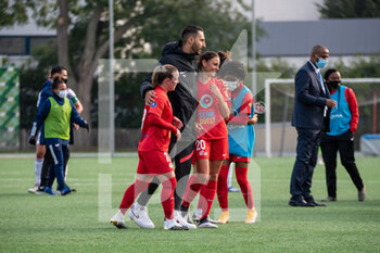 2020-10-17 - Yacine Guesmia head coach of GPSO 92 Issy celebrates the victory with players after the Women's French championship D1 Arkema football match between GPSO 92 Issy and Girondins de Bordeaux on October 17, 2020 at Stade Le Gallo in Boulogne Billancourt, France - Photo Melanie Laurent / A2M Sport Consulting / DPPI - GPSO 92 ISSY VS GIRONDINS DE BORDEAUX - FRENCH WOMEN DIVISION 1 - SOCCER