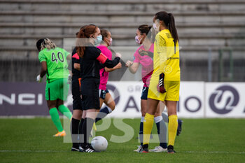 2020-10-31 - Gaetane Thiney of Paris FC and Phallon Tullis Joyce of Stade de Reims with referees ahead of the Women's French championship D1 Arkema football match between Paris FC and Stade de Reims on October 31, 2020 at Robert Bobin stadium in Bondoufle, France - Photo Melanie Laurent / A2M Sport Consulting / DPPI - PARIS FC VS STADE DE REIMS - FRENCH WOMEN DIVISION 1 - SOCCER