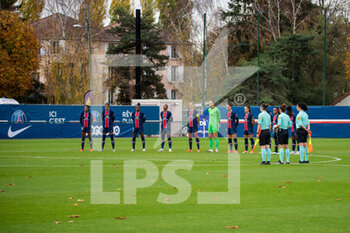 2020-11-01 - The players of Paris Saint-Germain pay tribute to Samuel Paty ahead of the Women's French championship D1 Arkema football match between Paris Saint-Germain and FC Fleury 91 on November 1, 2020 at Georges Lef.vre stadium in Saint-Germain-en-Laye, France - Photo Antoine Massinon / A2M Sport Consulting / DPPI - PARIS SAINT-GERMAIN VS FC FLEURY 91 - FRENCH WOMEN DIVISION 1 - SOCCER