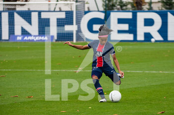 2020-11-01 - Perle Morroni of Paris Saint Germain controls the ball during the Women's French championship D1 Arkema football match between Paris Saint-Germain and FC Fleury 91 on November 1, 2020 at Georges Lef.vre stadium in Saint-Germain-en-Laye, France - Photo Antoine Massinon / A2M Sport Consulting / DPPI - PARIS SAINT-GERMAIN VS FC FLEURY 91 - FRENCH WOMEN DIVISION 1 - SOCCER