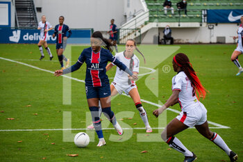 2020-11-01 - Grace Geyoro of Paris Saint Germain and Celeste Boureille of FC Fleury in a duel for the ball during the Women's French championship D1 Arkema football match between Paris Saint-Germain and FC Fleury 91 on November 1, 2020 at Georges Lef.vre stadium in Saint-Germain-en-Laye, France - Photo Antoine Massinon / A2M Sport Consulting / DPPI - PARIS SAINT-GERMAIN VS FC FLEURY 91 - FRENCH WOMEN DIVISION 1 - SOCCER