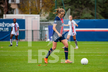 2020-11-01 - Irene Paredes of Paris Saint Germain controls the ball during the Women's French championship D1 Arkema football match between Paris Saint-Germain and FC Fleury 91 on November 1, 2020 at Georges Lef.vre stadium in Saint-Germain-en-Laye, France - Photo Antoine Massinon / A2M Sport Consulting / DPPI - PARIS SAINT-GERMAIN VS FC FLEURY 91 - FRENCH WOMEN DIVISION 1 - SOCCER