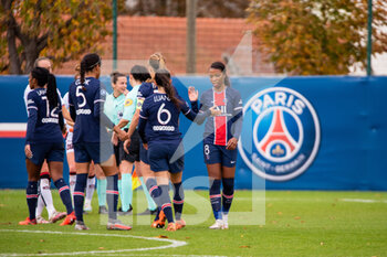2020-11-01 - Grace Geyoro of Paris Saint Germain celebrates the victory with teammates after the Women's French championship D1 Arkema football match between Paris Saint-Germain and FC Fleury 91 on November 1, 2020 at Georges Lef.vre stadium in Saint-Germain-en-Laye, France - Photo Antoine Massinon / A2M Sport Consulting / DPPI - PARIS SAINT-GERMAIN VS FC FLEURY 91 - FRENCH WOMEN DIVISION 1 - SOCCER