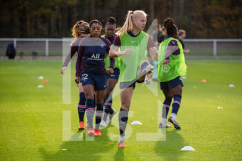 2020-11-14 - Paulina Dudek of Paris Saint Germain warms up with teammates ahead of the Women's French championship D1 Arkema football match between GPSO 92 Issy and Paris Saint-Germain on November 14, 2020 at Pierre Pibarot stadium in Clairefontaine En Yvelines, France - Photo Melanie Laurent / A2M Sport Consulting / DPPI - GPSO 92 ISSY AND PARIS SAINT-GERMAIN - FRENCH WOMEN DIVISION 1 - SOCCER