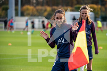 2020-11-14 - Sara Dabritz of Paris Saint Germain warms up ahead of the Women's French championship D1 Arkema football match between GPSO 92 Issy and Paris Saint-Germain on November 14, 2020 at Pierre Pibarot stadium in Clairefontaine En Yvelines, France - Photo Melanie Laurent / A2M Sport Consulting / DPPI - GPSO 92 ISSY AND PARIS SAINT-GERMAIN - FRENCH WOMEN DIVISION 1 - SOCCER