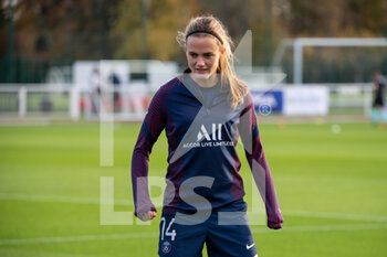 2020-11-14 - Irene Paredes of Paris Saint Germain warms up ahead of the Women's French championship D1 Arkema football match between GPSO 92 Issy and Paris Saint-Germain on November 14, 2020 at Pierre Pibarot stadium in Clairefontaine En Yvelines, France - Photo Melanie Laurent / A2M Sport Consulting / DPPI - GPSO 92 ISSY AND PARIS SAINT-GERMAIN - FRENCH WOMEN DIVISION 1 - SOCCER