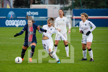 2020-12-06 - Ramona Bachmann of Paris Saint Germain and Camille Catala of Paris FC fight for the ball during the Women's French championship D1 Arkema football match between Paris Saint-Germain and Paris FC on December 6, 2020 at Georges Lefèvre stadium in Saint-Germain-en-Laye, France - Photo Melanie Laurent / A2M Sport Consulting / DPPI - PARIS SAINT-GERMAIN VS PARIS FC - FRENCH WOMEN DIVISION 1 - SOCCER