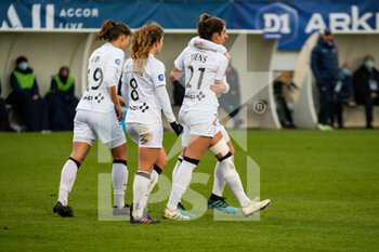 2020-12-06 - Evelyne Viens of Paris FC celebrates the goal with teammates during the Women's French championship D1 Arkema football match between Paris Saint-Germain and Paris FC on December 6, 2020 at Georges Lefèvre stadium in Saint-Germain-en-Laye, France - Photo Melanie Laurent / A2M Sport Consulting / DPPI - PARIS SAINT-GERMAIN VS PARIS FC - FRENCH WOMEN DIVISION 1 - SOCCER