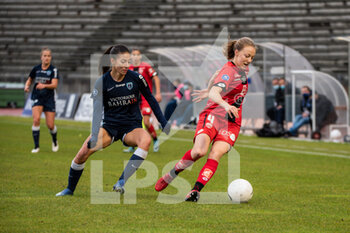 2020-12-12 - Clara Mateo of Paris FC and Lena Goetsch of Dijon FCO fight for the ball during the Women's French championship D1 Arkema football match between Paris FC and Dijon FCO on December 12, 2020 at Robert Bobin stadium in Bondoufle, France - Photo Melanie Laurent / A2M Sport Consulting / DPPI - PARIS FC VS DIJON FCO - FRENCH WOMEN DIVISION 1 - SOCCER
