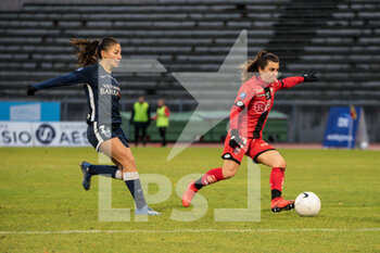2020-12-12 - Clara Mateo of Paris FC and Rose Lavaud of Dijon FCO fight for the ball during the Women's French championship D1 Arkema football match between Paris FC and Dijon FCO on December 12, 2020 at Robert Bobin stadium in Bondoufle, France - Photo Melanie Laurent / A2M Sport Consulting / DPPI - PARIS FC VS DIJON FCO - FRENCH WOMEN DIVISION 1 - SOCCER