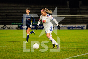 2021-01-22 - Eugenie Le Sommer of Olympique Lyonnais controls the ball during the Women's French championship D1 Arkema football match between Paris FC and Olympique Lyonnais on January 22, 2021 at Robert Bobin stadium in Bondoufle, France - Photo Melanie Laurent / A2M Sport Consulting / DPPI - PARIS FC AND OLYMPIQUE LYONNAIS - FRENCH WOMEN DIVISION 1 - SOCCER