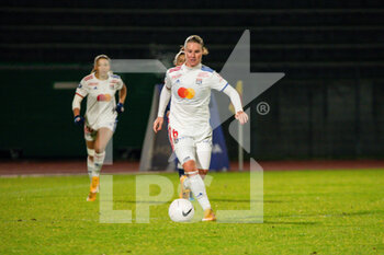 2021-01-22 - Amandine Henry of Olympique Lyonnais controls the ball during the Women's French championship D1 Arkema football match between Paris FC and Olympique Lyonnais on January 22, 2021 at Robert Bobin stadium in Bondoufle, France - Photo Antoine Massinon / A2M Sport Consulting / DPPI - PARIS FC AND OLYMPIQUE LYONNAIS - FRENCH WOMEN DIVISION 1 - SOCCER