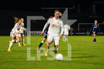 2021-01-22 - Amandine Henry of Olympique Lyonnais controls the ball during the Women's French championship D1 Arkema football match between Paris FC and Olympique Lyonnais on January 22, 2021 at Robert Bobin stadium in Bondoufle, France - Photo Antoine Massinon / A2M Sport Consulting / DPPI - PARIS FC AND OLYMPIQUE LYONNAIS - FRENCH WOMEN DIVISION 1 - SOCCER