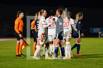 2021-01-22 - Amandine Henry of Olympique Lyonnais and Gaetane Thiney of Paris FC after the Women's French championship D1 Arkema football match between Paris FC and Olympique Lyonnais on January 22, 2021 at Robert Bobin stadium in Bondoufle, France - Photo Antoine Massinon / A2M Sport Consulting / DPPI - PARIS FC AND OLYMPIQUE LYONNAIS - FRENCH WOMEN DIVISION 1 - SOCCER