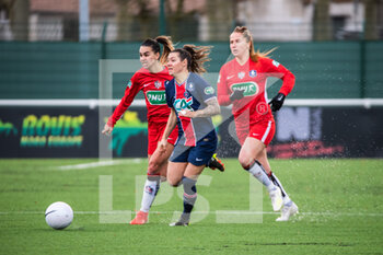 2021-01-30 - Charlotte Fernandes of FC Fleury and Ramona Bachmann of Paris Saint Germain fight for the ball during the Women's French Cup, round of 32 football match between FC Fleury 91 and Paris Saint-Germain on January 30, 2021 at Walter Felder stadium in Fleury-Merogis, France - Photo Melanie Laurent / A2M Sport Consulting / DPPI - FC FLEURY 91 AND PARIS SAINT-GERMAIN - FRENCH WOMEN DIVISION 1 - SOCCER
