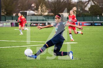 2021-01-30 - Perle Morroni of Paris Saint Germain controls the ball during the Women's French Cup, round of 32 football match between FC Fleury 91 and Paris Saint-Germain on January 30, 2021 at Walter Felder stadium in Fleury-Merogis, France - Photo Melanie Laurent / A2M Sport Consulting / DPPI - FC FLEURY 91 AND PARIS SAINT-GERMAIN - FRENCH WOMEN DIVISION 1 - SOCCER