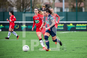 2021-01-30 - Charlotte Fernandes of FC Fleury and Ramona Bachmann of Paris Saint Germain fight for the ball during the Women's French Cup, round of 32 football match between FC Fleury 91 and Paris Saint-Germain on January 30, 2021 at Walter Felder stadium in Fleury-Merogis, France - Photo Melanie Laurent / A2M Sport Consulting / DPPI - FC FLEURY 91 AND PARIS SAINT-GERMAIN - FRENCH WOMEN DIVISION 1 - SOCCER