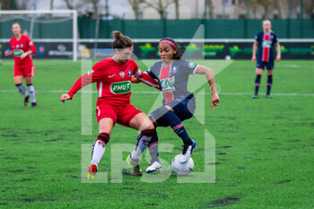 2021-01-30 - Lea Le Garrec of FC Fleury and Perle Morroni of Paris Saint Germain fight for the ball during the Women's French Cup, round of 32 football match between FC Fleury 91 and Paris Saint-Germain on January 30, 2021 at Walter Felder stadium in Fleury-Merogis, France - Photo Antoine Massinon / A2M Sport Consulting / DPPI - FC FLEURY 91 AND PARIS SAINT-GERMAIN - FRENCH WOMEN DIVISION 1 - SOCCER