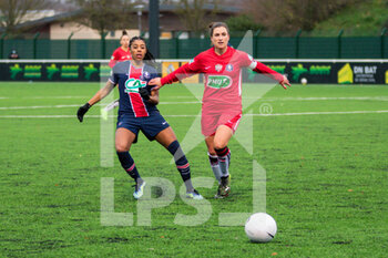 2021-01-30 - Ashley Lawrence of Paris Saint Germain and Lea Le Garrec of FC Fleury fight for the ball during the Women's French Cup, round of 32 football match between FC Fleury 91 and Paris Saint-Germain on January 30, 2021 at Walter Felder stadium in Fleury-Merogis, France - Photo Antoine Massinon / A2M Sport Consulting / DPPI - FC FLEURY 91 AND PARIS SAINT-GERMAIN - FRENCH WOMEN DIVISION 1 - SOCCER
