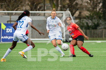 2021-02-06 - Cathy Couturier of ASJ Soyaux and Kayla Mills of GPSO 92 Issy fight for the ball during the Women's French championship, D1 Arkema football match between GPSO 92 Issy and ASJ Soyaux Charente on February 6, 2021 at Le Gallo stadium in Boulogne-Billancourt, France - Photo Melanie Laurent / A2M Sport Consulting / DPPI - GPSO 92 ISSY AND ASJ SOYAUX CHARENTE - FRENCH WOMEN DIVISION 1 - SOCCER