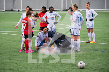 2021-02-06 - Kimberley Cazeau of ASJ Soyaux reacts after teammate injury during the Women's French championship, D1 Arkema football match between GPSO 92 Issy and ASJ Soyaux Charente on February 6, 2021 at Le Gallo stadium in Boulogne-Billancourt, France - Photo Melanie Laurent / A2M Sport Consulting / DPPI - GPSO 92 ISSY AND ASJ SOYAUX CHARENTE - FRENCH WOMEN DIVISION 1 - SOCCER