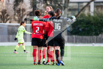 2021-02-13 - Celya Barclais of GPSO 92 Issy and Laetitia Philippe GPSO 92 Issy celebrate the victory with teammates after the Women's French championship, D1 Arkema football match between GPSO 92 Issy and Dijon FCO on february 13, 2021 at Le Gallo stadium in Boulogne-Billancourt, France - Photo Melanie Laurent / A2M Sport Consulting / DPPI - GPSO 92 ISSY AND DIJON FCO - FRENCH WOMEN DIVISION 1 - SOCCER