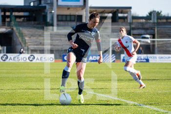 2021-02-27 - Gaetane Thiney of Paris FC controls the ball during the Women's French championship D1 Arkema football match between Paris FC and EA Guingamp on February 27, 2021 at Robert Bobin stadium in Bondoufle, France - Photo Melanie Laurent / A2M Sport Consulting / DPPI - PARIS FC AND EA GUINGAMP - FRENCH WOMEN DIVISION 1 - SOCCER