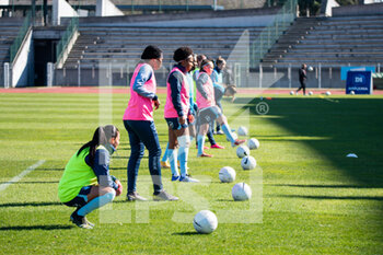 2021-03-06 - The players of Le Havre AC warm up ahead of the Women's French championship D 1 Arkema football match between FC Fleury 91 and Le Havre AC on March 6, 2021 at Robert Bobin stadium in Bondoufle, France - Photo Antoine Massinon / A2M Sport Consulting / DPPI - FC FLEURY 91 AND LE HAVRE AC - FRENCH WOMEN DIVISION 1 - SOCCER