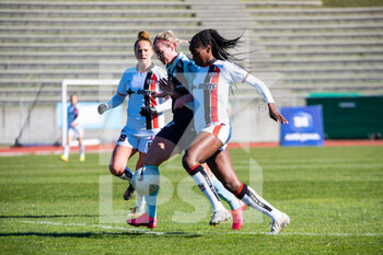 2021-03-06 - Marine Haupais of FC Fleury, Berglind Bjorg Thorvaldsdottir of Le Havre AC and Teninsoun Sissoko of FC Fleury fight for the ball during the Women's French championship D 1 Arkema football match between FC Fleury 91 and Le Havre AC on March 6, 2021 at Robert Bobin stadium in Bondoufle, France - Photo Antoine Massinon / A2M Sport Consulting / DPPI - FC FLEURY 91 AND LE HAVRE AC - FRENCH WOMEN DIVISION 1 - SOCCER