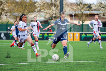 2021-03-27 - Vaihei Samin of FC Fleury and Katja Snoeijs of FC Girondins de Bordeaux fight for the ball during the Women's French championship D1 Arkema football match between FC Fleury 91 and Girondins de Bordeaux on March 27, 2021 at Walter Felder stadium in Fleury Merogis, France - Photo Melanie Laurent / A2M Sport Consulting / DPPI - FC FLEURY 91 AND GIRONDINS DE BORDEAUX - FRENCH WOMEN DIVISION 1 - SOCCER