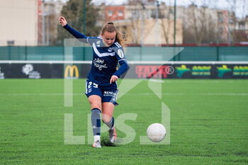 2021-03-27 - Julie Dufour of FC Girondins de Bordeaux controls the ball during the Women's French championship D1 Arkema football match between FC Fleury 91 and Girondins de Bordeaux on March 27, 2021 at Walter Felder stadium in Fleury Merogis, France - Photo Melanie Laurent / A2M Sport Consulting / DPPI - FC FLEURY 91 AND GIRONDINS DE BORDEAUX - FRENCH WOMEN DIVISION 1 - SOCCER