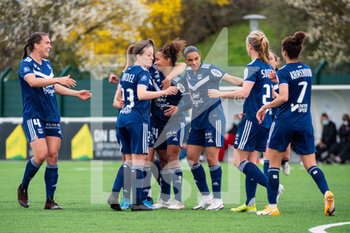 2021-03-27 - Estelle Cascarino of FC Girondins de Bordeaux celebrates the goal with teammates during the Women's French championship D1 Arkema football match between FC Fleury 91 and Girondins de Bordeaux on March 27, 2021 at Walter Felder stadium in Fleury Merogis, France - Photo Melanie Laurent / A2M Sport Consulting / DPPI - FC FLEURY 91 AND GIRONDINS DE BORDEAUX - FRENCH WOMEN DIVISION 1 - SOCCER